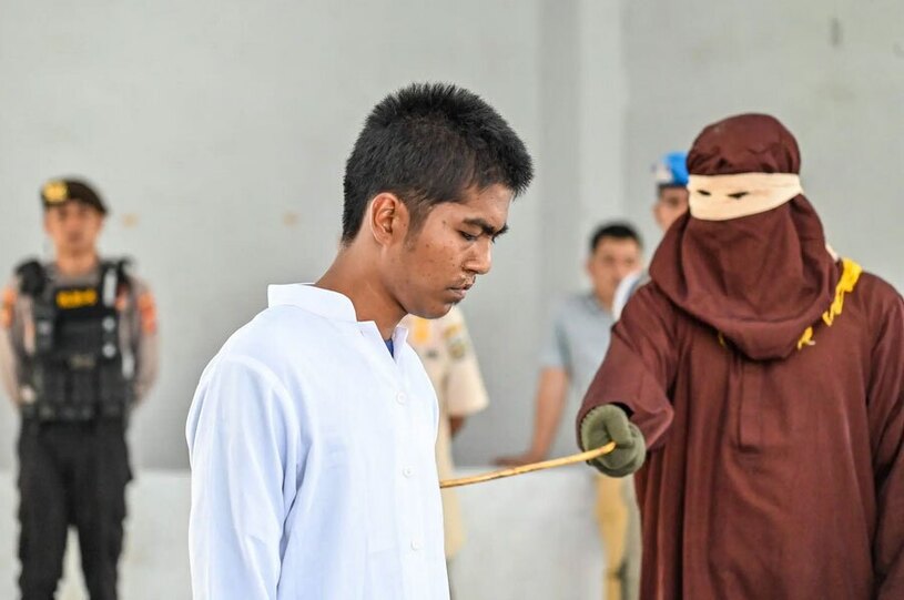 شلاق زدن مشروبات الکلی پلیس شریعت اندونزی