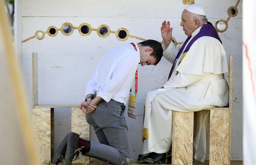 پاپ فرانسیس در حال شنیدن اعتراف به گناه یک جوان