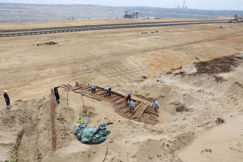 باستان شناسان در حال حفاری بدنه یک کشتیبر