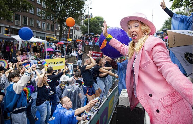 رژه سالانه قایق ها در کانال شهر آمستردام هلند