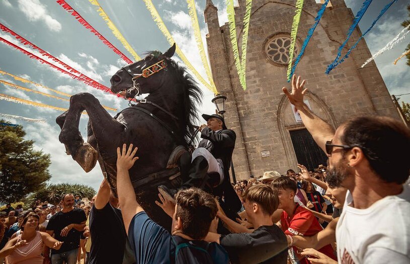 اسب سواری در جشنواره ای سنتی در اسپانیا