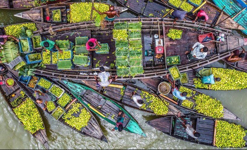 یک بازار شناور روی قایق در بنگلادش