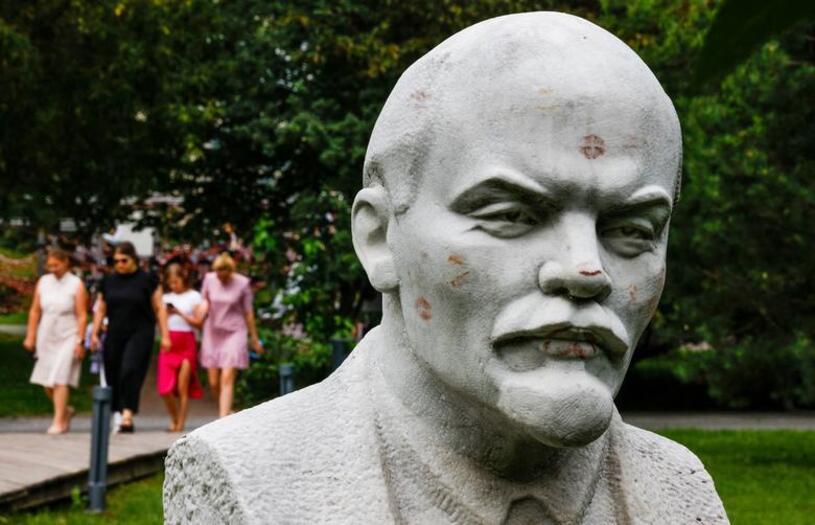 بوسه هایی بر مجسمه لنین 