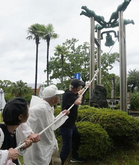 نواختن ناقوس پارک صلح شهر ناکازاکی ژاپن