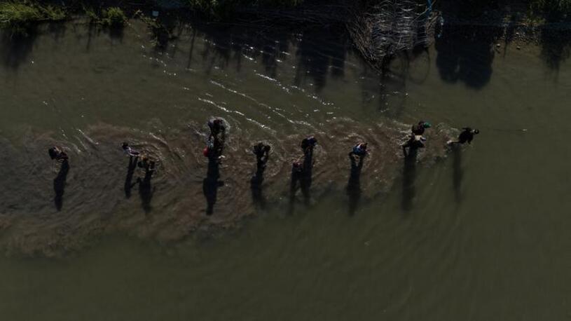 عبور پناهجویان از رود مرزی ریوگرانده