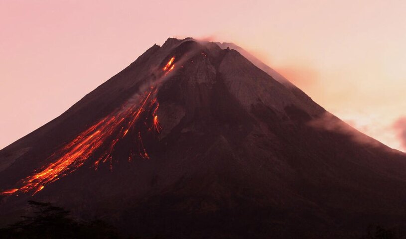 کوه آتشفشانی مراپی در اندونزی