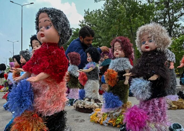 یک عروسک فروش  پیشاور پاکستان