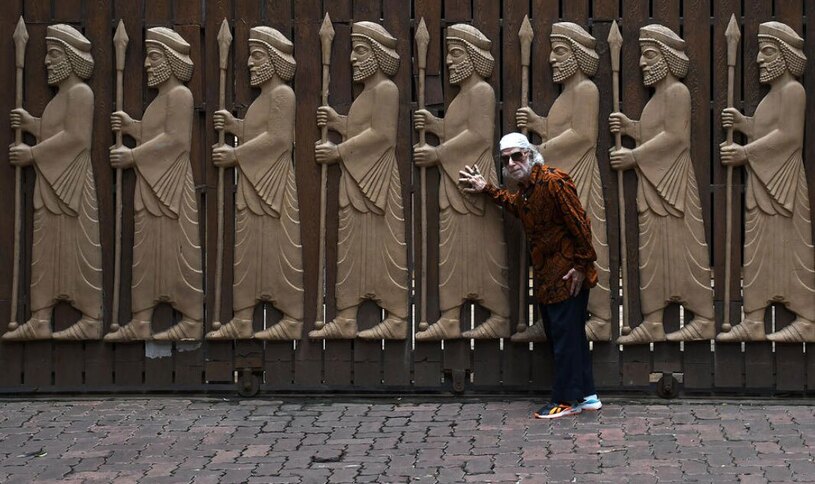 یک مرد پارسی (زرتشتی) در شهر بمبئی هند