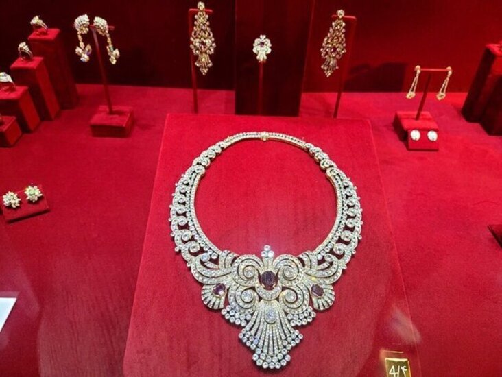 موزه گوهر و آرایه‌های تاریخی در مجموعه دفینه