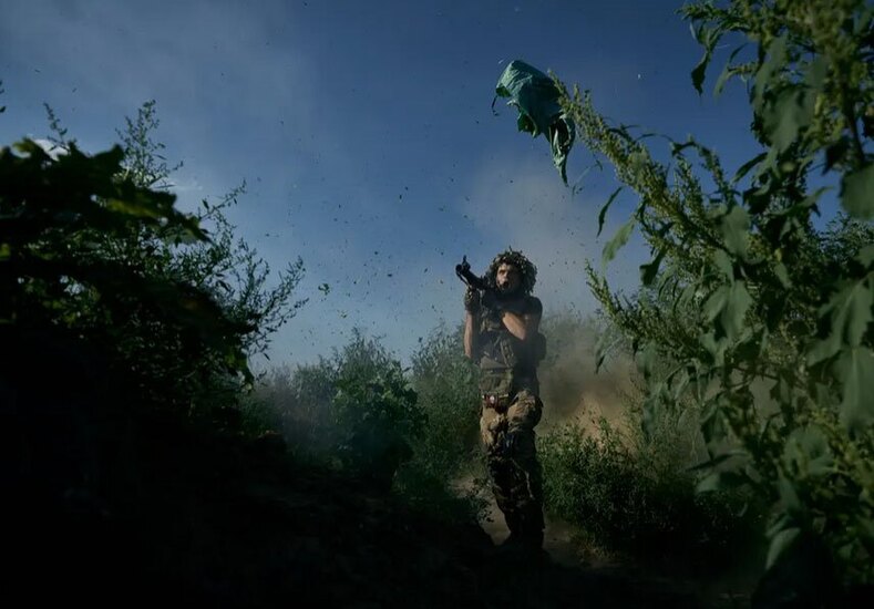 سرباز اوکراینی در حال شلیک خمپاره