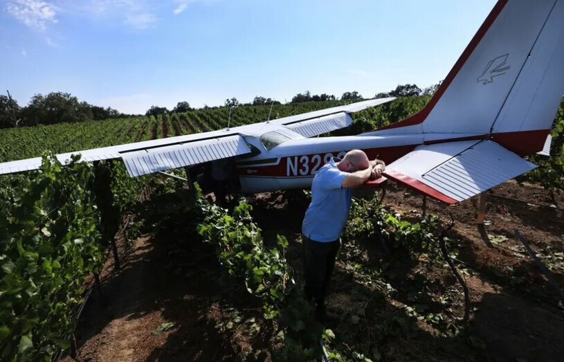 فرود اضطراری یک هواپیمای سبک در یک زمین کشاورزی