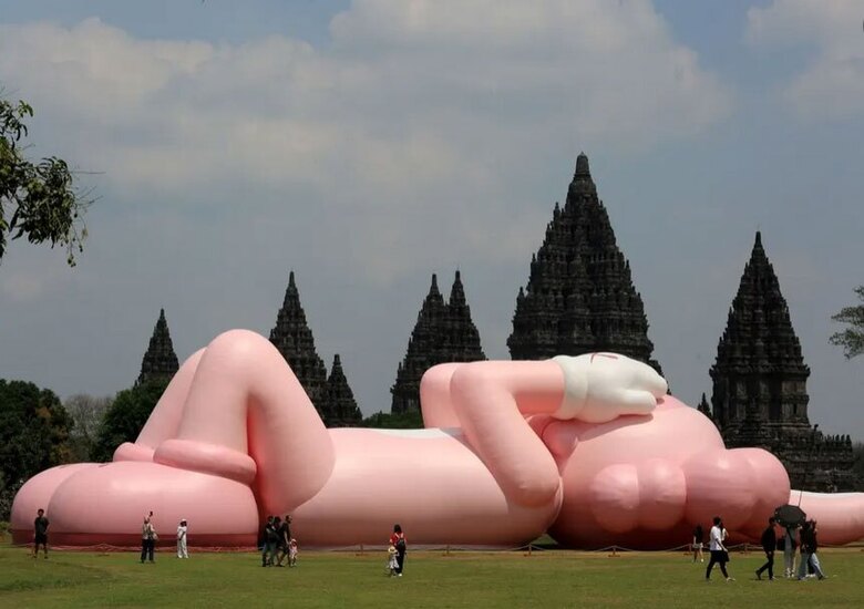 اثر هنری نصب شده از سوی یک هنرمند آمریکایی در معبد پرامبانان