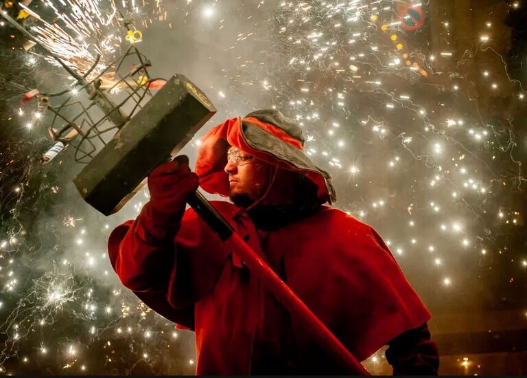 یک نفر در لباس شیطان در جشنواره محلی کاتالان ها 