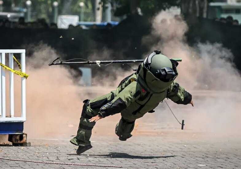 یک افسر پلیس اندونزی در مانور خنثی سازی مواد منفجره