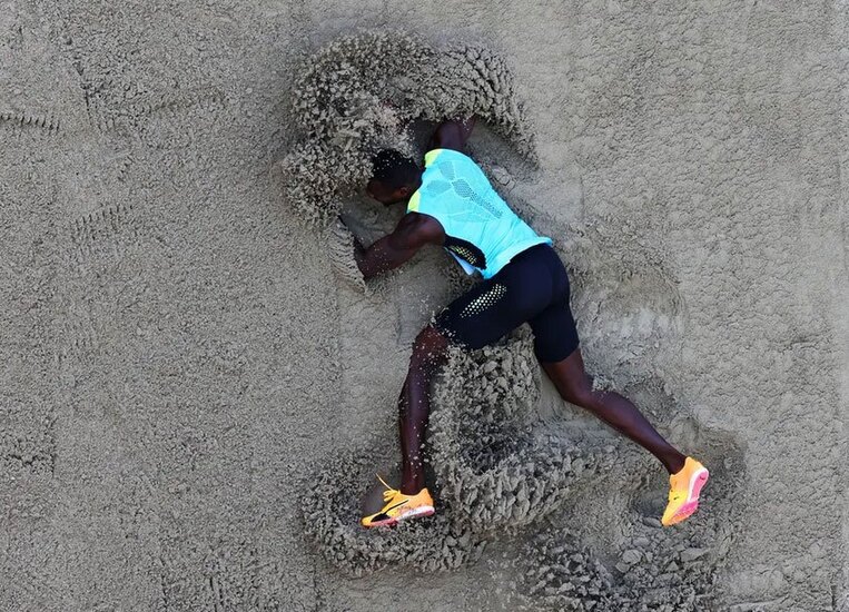 پرش بلند یک دونده در مسابقات جهانی دوومیدانی