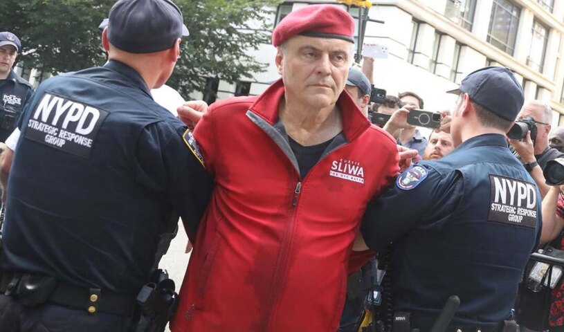 دیدنی های امروز؛ از جشنواره تتو تا جشنواره سالانه موقرمزها مخالفان و موافقان مهاجران در مقابل خانه شهردار شهر نیویورک آمریکا