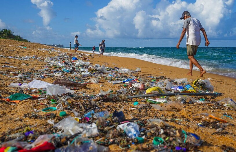 دیدنی های امروز؛ از جشنواره تتو تا جشنواره سالانه موقرمزها ساحل پر از زباله شهر کلمبو سریلانکا