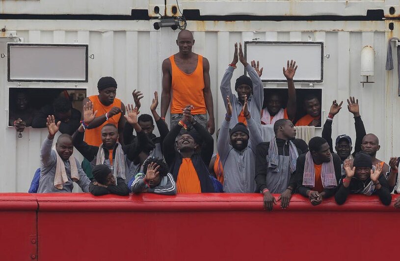 پناهجوی آفریقایی با کشتی نجات به ساحل ناپل ایتالیا