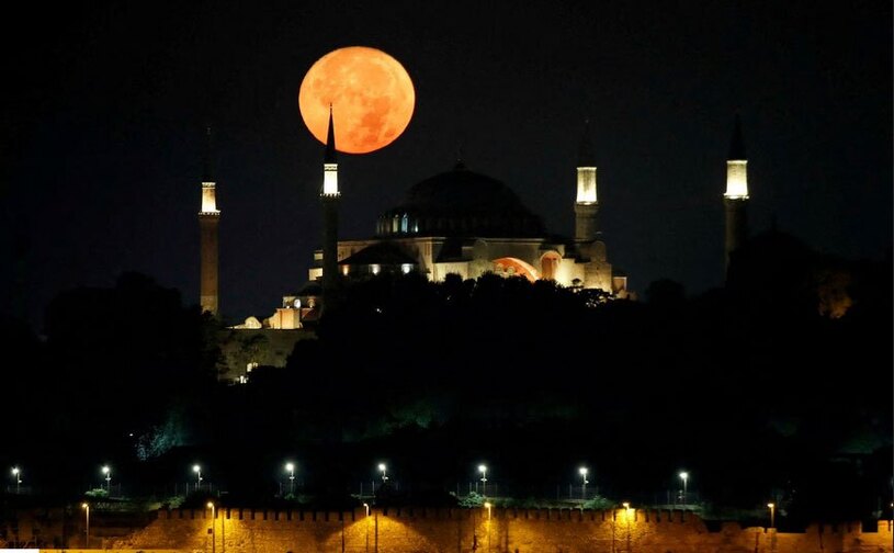ماه کامل در شهر استانبول