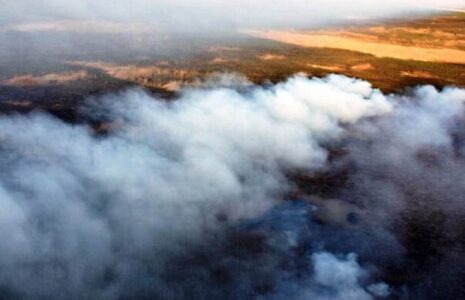 دود آتش‌سوزی بخش عراقی هورالعظیم در خوزستان