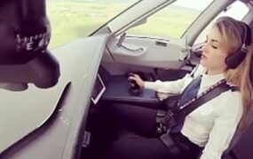 فرود خلبان زن کاکپیت سوخو سوپرجت ۱۰۰