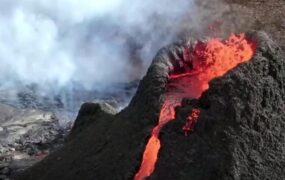 فوران گدازه‌های آتشفشان در ایسلند