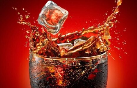 خطر نوشیدنی های شیرین و گازدار برای زنان نوشیدنی گازدار