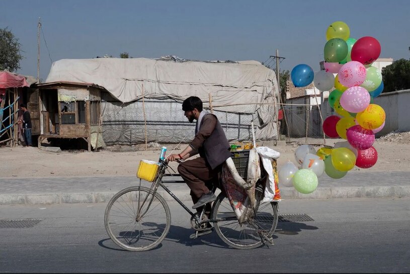 یک جوان بادکنک فروش در شهر کابل افغانستان
