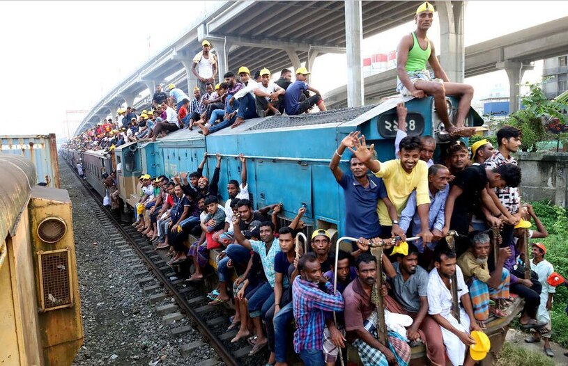 قطاری در شهر داکا بنگلادش