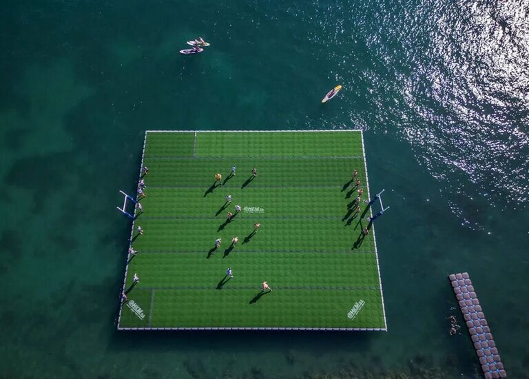 مسابقه راگبی آبی در دریاچه ژنو سوییس