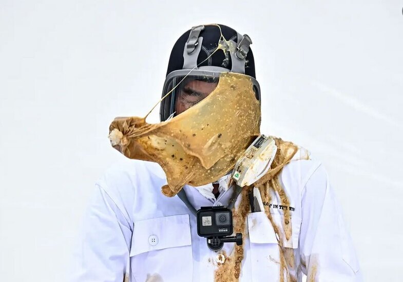 پرتاب کسیه حاوی سرگین گاو به سر یک معمار تایلندی