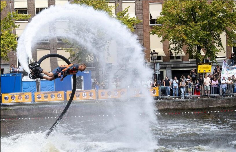 مراسم افتتاحیه یک مسابقه خیریه شنا در شهر آمستردام هلند