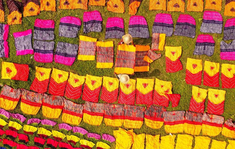 خشک کردن پارچه های رنگ آمیزی شده در بنگلادش