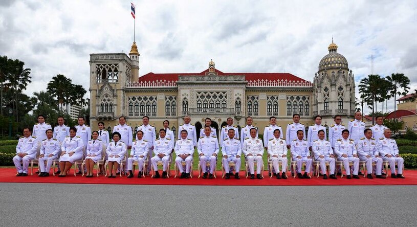 عکس یادگاری کابینه نخست وزیر جدید تایلند