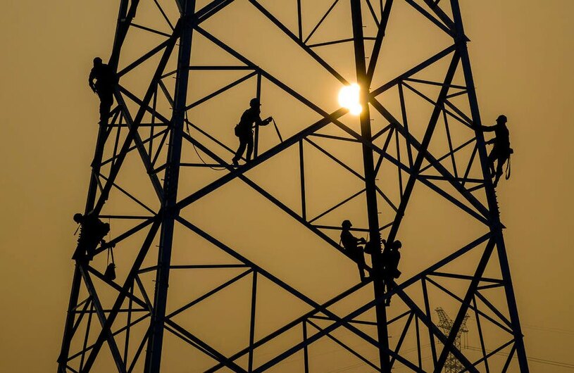 کارگران خطوط انتقال برق در چین