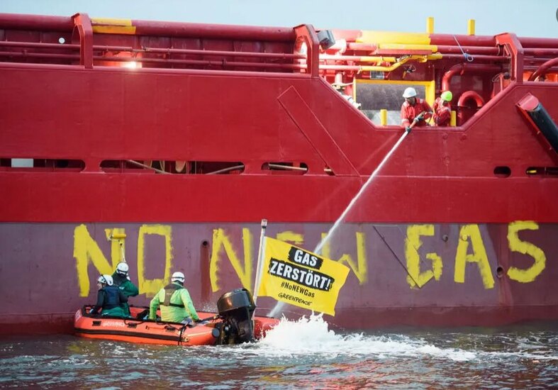 آب پاشیدن خدمه کشتی آلمانی به فعالان صلح سبز 