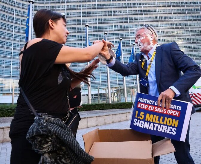 زدن کیک خامه ای به صورت مدیر عامل شرکت هواپیمایی رایان ایر