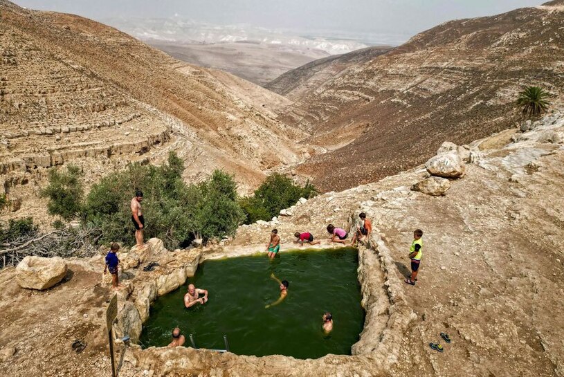 گروهی از فلسطینی ها در یک استخر طبیعی