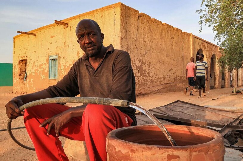 دیدنی های امروز؛ از فاجعه سیل لیبی تا مسابقات جهانی انتخاب سگ گله پر کردن حوضچه ای کوچک از آب در بیرون مدرسه ای در سودان