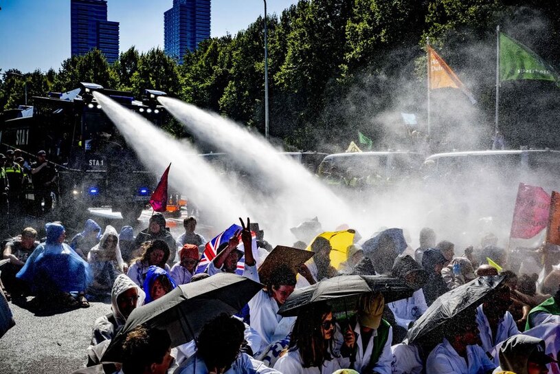 ماشین آبپاش پلیس هلند در شهر لاهه