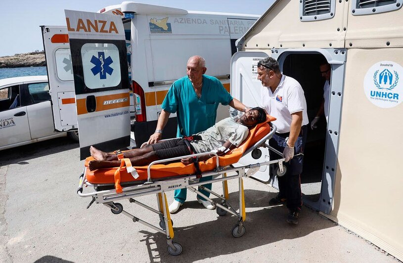 انتقال پناهجویان به بیمارستانی در ایتالیا