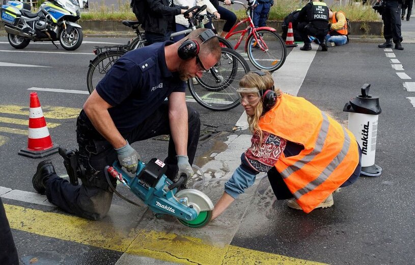 دیدنی های امروز؛ از نشست سالانه سازمان ملل تا جشنواره سالانه هندوها یک افسر پلیس در آلمان