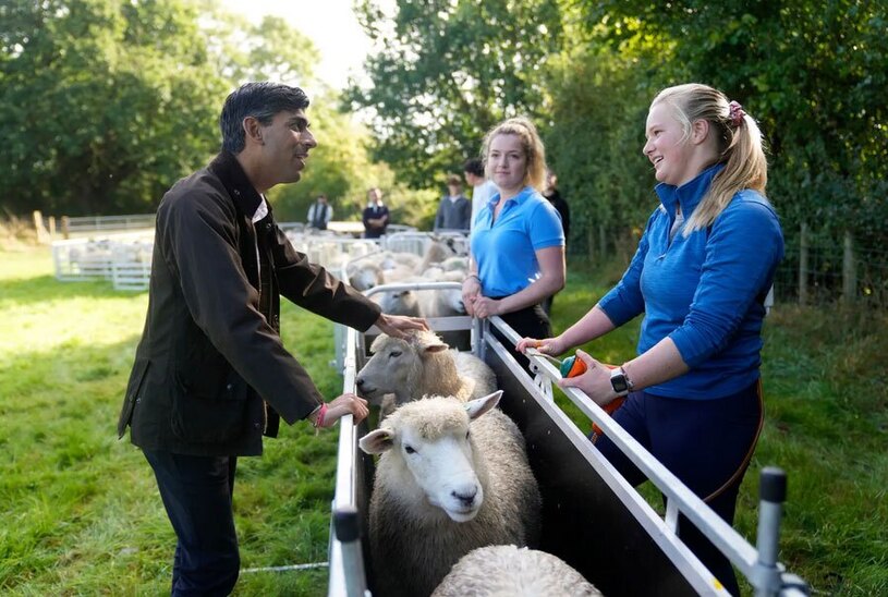 دیدنی های امروز؛ از صف خرید آیفون 15 تا پناهجویان عازم آمریکا بازدید نخست وزیر انگلیس از کالج ریتل در اِسکس