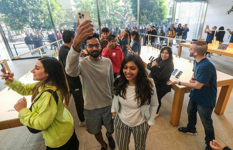 دیدنی های امروز؛ از صف خرید آیفون 15 تا پناهجویان عازم آمریکا صف خرید گوشی ایفون 15 در لس آنجلس آمریکا