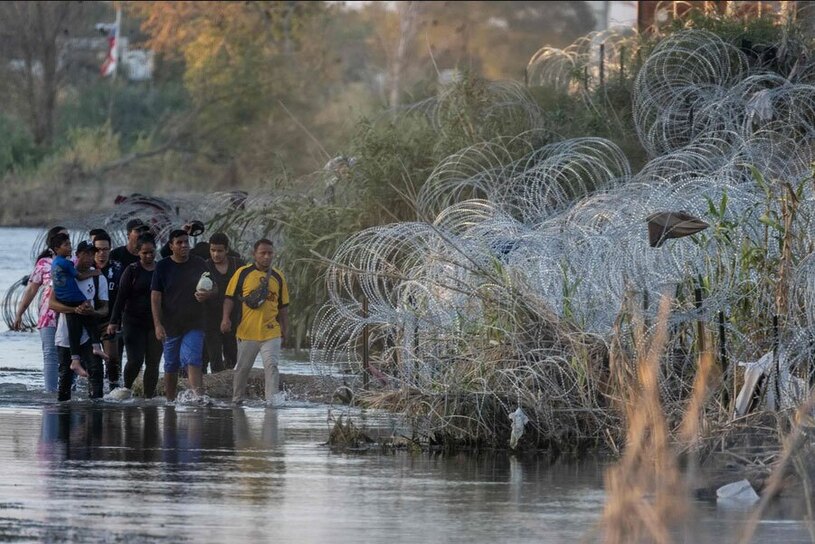 تلاش پناهجویان برای عبور از موانع مرزی 