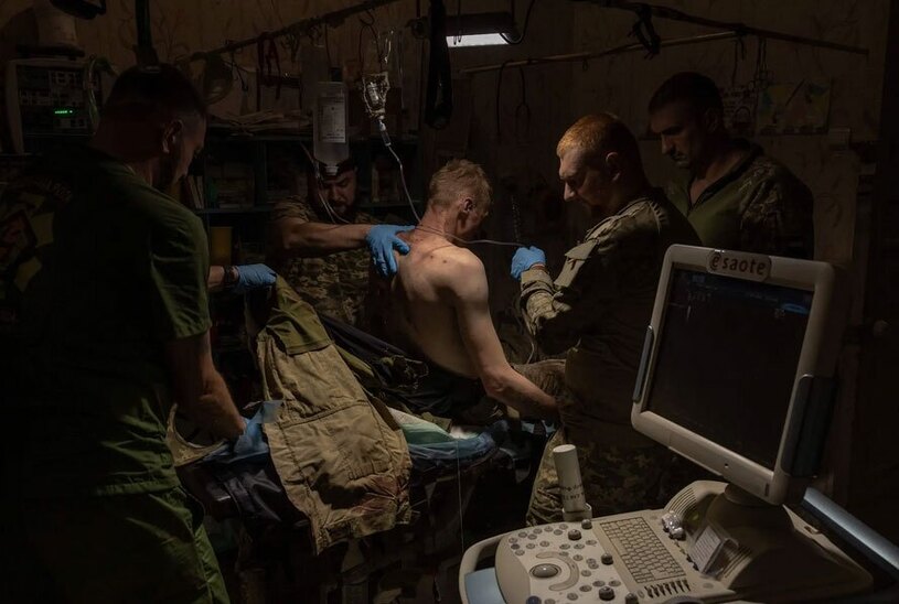 مداوای یک سرباز مجروح ارتش اوکراین