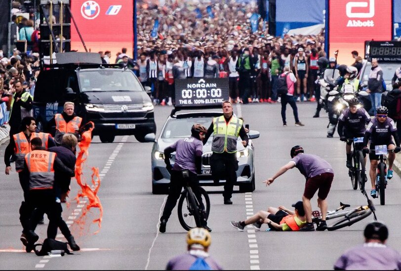 تلاش فعالان محیط زیستی موسوم به "نسل آخر" برای مسدود کردن خیابانی در برلین 