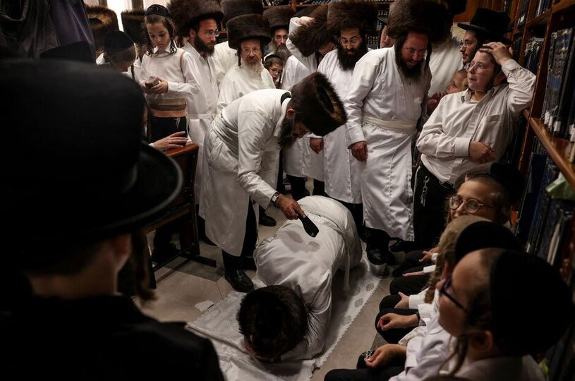 دیدنی های امروز؛ از تخلیه ارامنه قره باغ تا اعتراضات "نسل آخر" یک مرد یهودی ارتدوکس در کنیسه ای در شهر بیت شمش