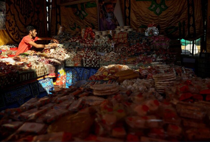 دیدنی های امروز؛ از تخلیه ارامنه قره باغ تا اعتراضات "نسل آخر" یک شیرینی فروش در بازاری خیابانی در شهر قاهره مصر