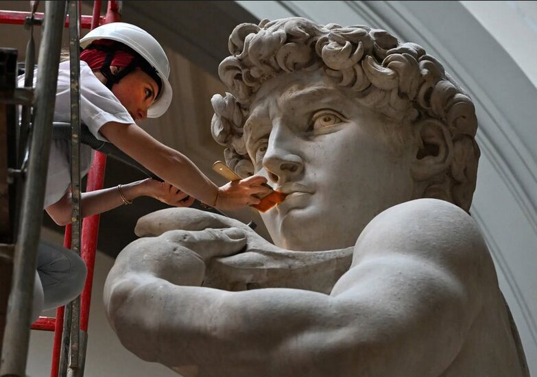 دیدنی های امروز؛ از خنثی کردن بمب جنگ جهانی دوم تا جشن میلاد نبی اسلام (ص) تمیز کردن مجسمه داوود اثر میکل آنژ